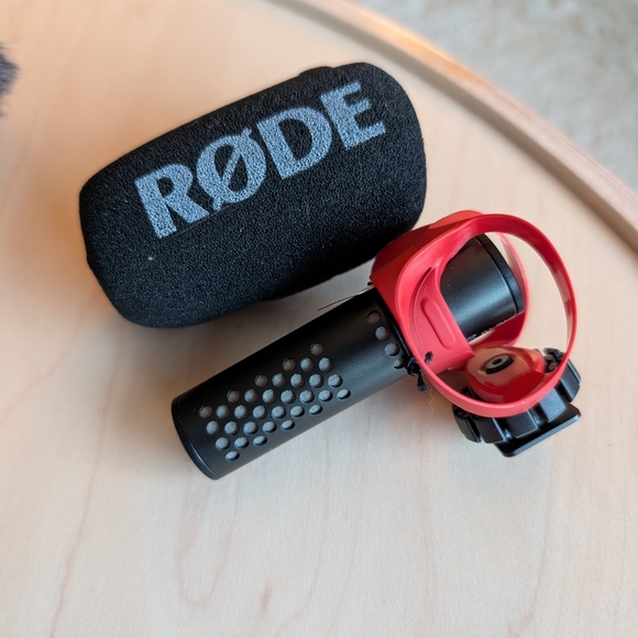 VideoMicro II Ultra-Compact On-Camera Microphone - Red - Picture 5 of 6